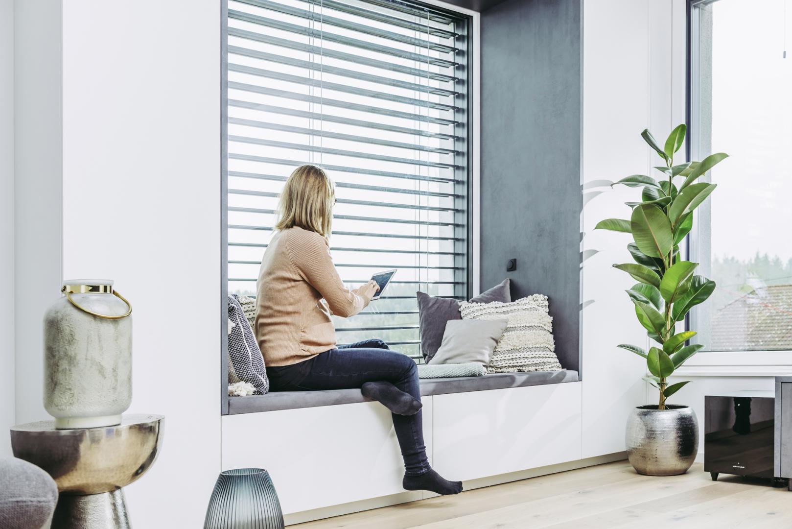 Smart Home Der Frühling ist da: Ins Fenster integrierte Schattenlösungen per Smartphone und Tablet steuern  - News, Bild 